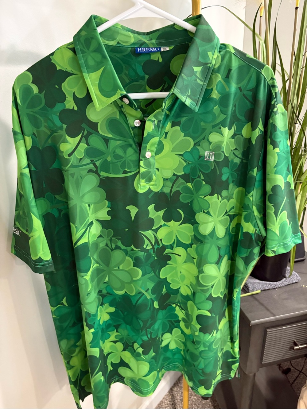 Hreski Green Shamrock-Print Men’s Golf Shirt